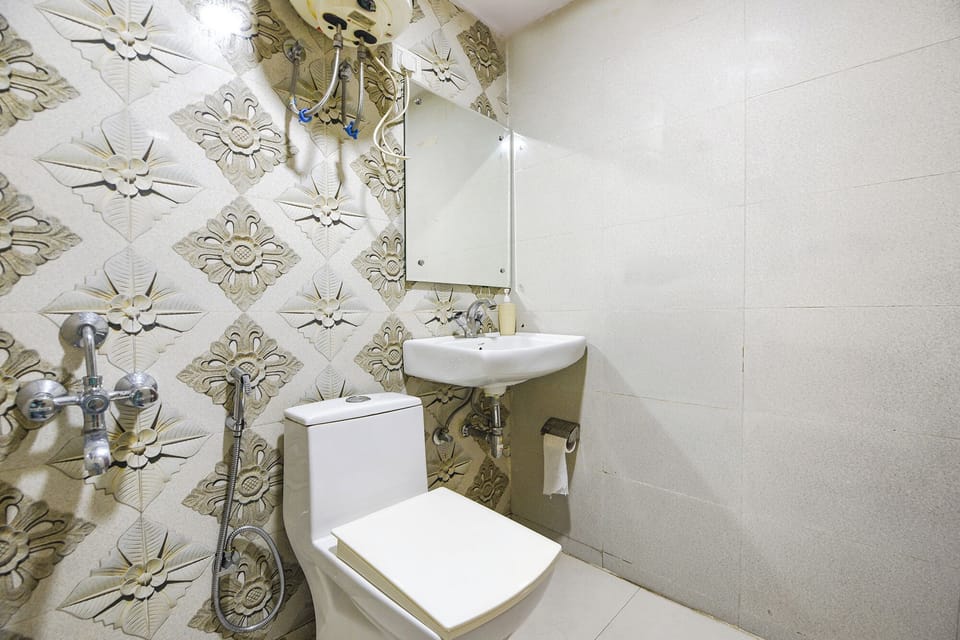 Shower, rainfall showerhead, free toiletries, towels