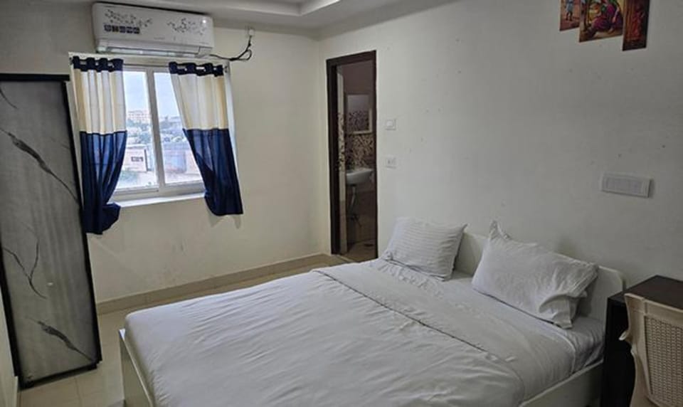 Egyptian cotton sheets, premium bedding, in-room safe, free WiFi