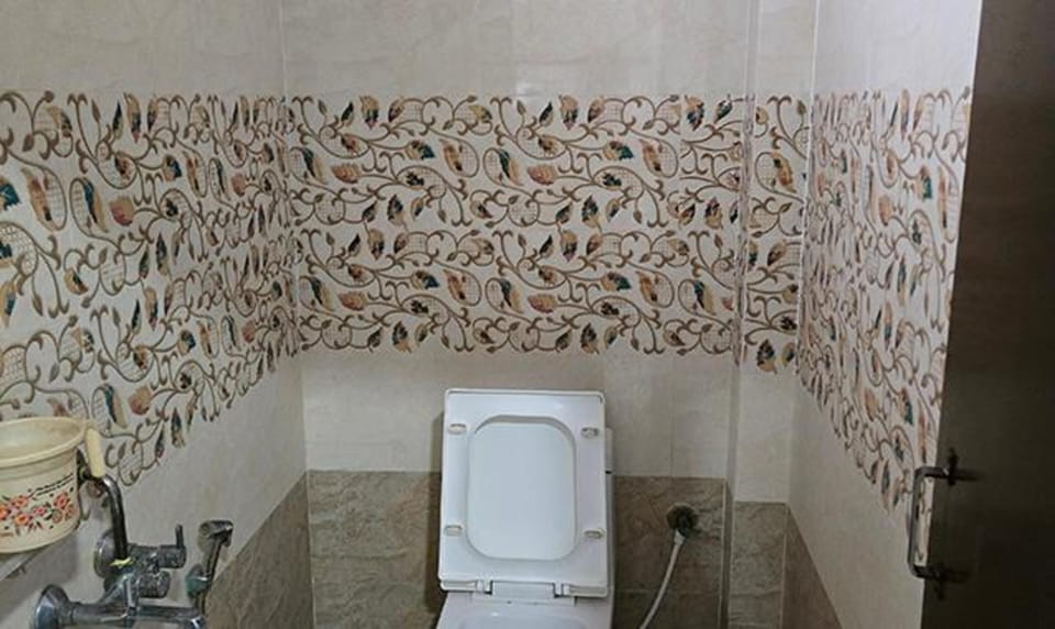 Deluxe Room | Bathroom | Shower, rainfall showerhead, free toiletries, towels
