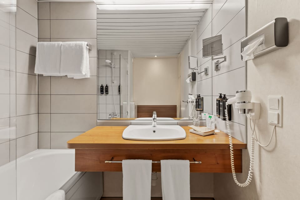 Junior Suite, 1 Double Bed with Sofa bed, Courtyard View (Quietly Located) | Bathroom | Bathtub, free toiletries, hair dryer, towels
