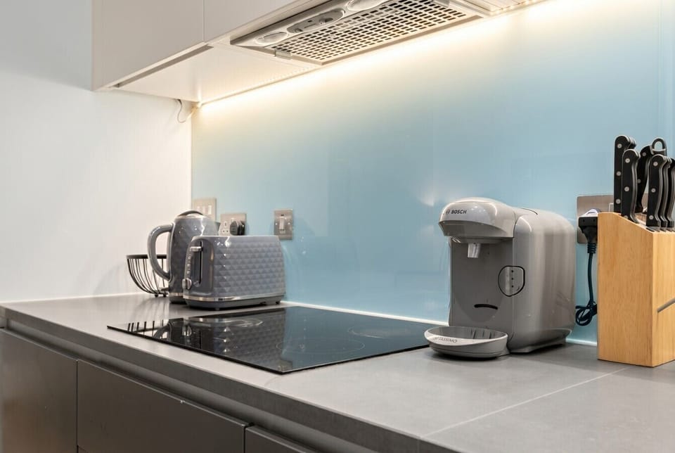 Induction hob, Bosch coffee machine and toaster for slow mornings.