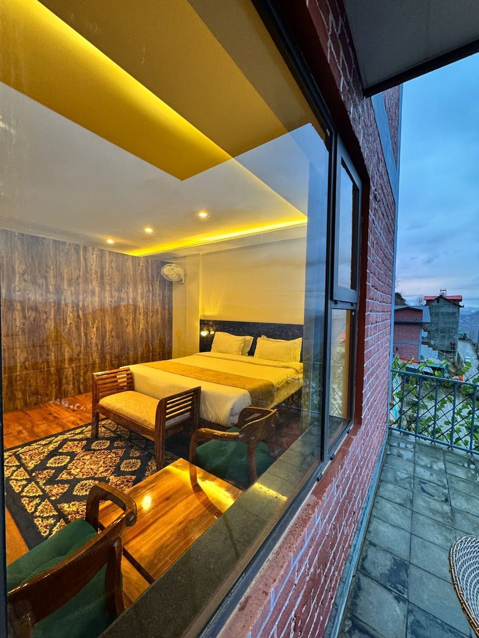 Royal Room | Desk, laptop workspace, soundproofing, free WiFi