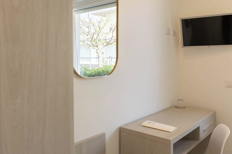 Single Room | In-room safe, bed sheets