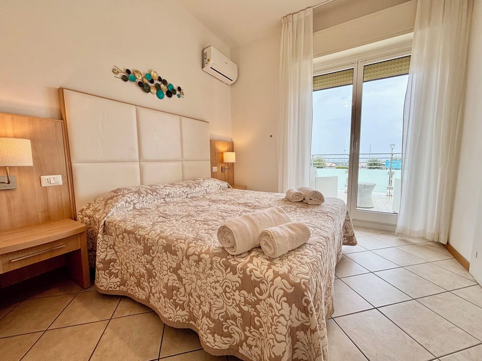 Double Room, Balcony, Sea View | In-room safe, bed sheets