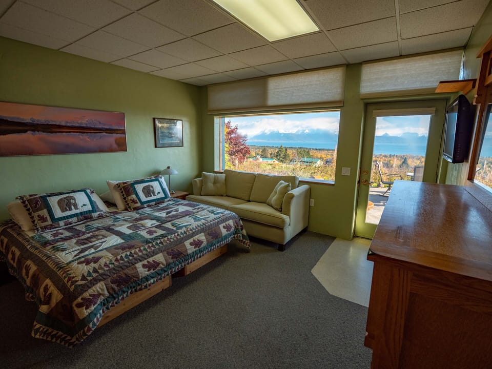 Kindness Room | Hypo-allergenic bedding, individually decorated, individually furnished