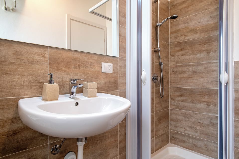 Standard Room, 1 Queen Bed, Non Smoking, Private Bathroom | Bathroom | Shower, hair dryer, towels, shampoo
