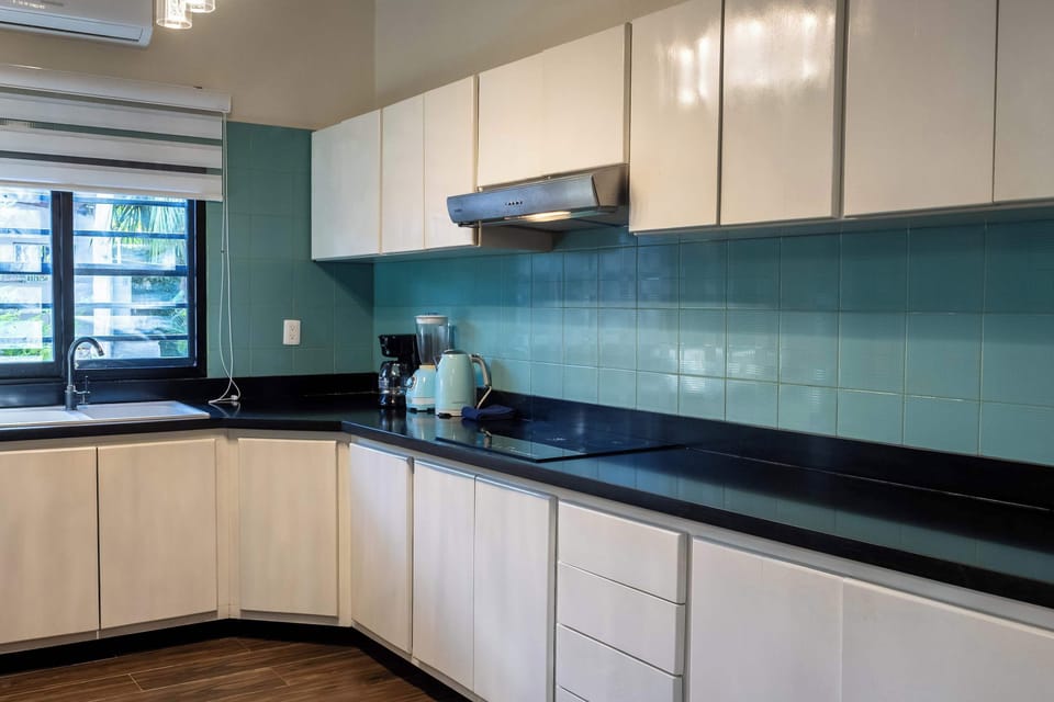 Cocina interior completamente equipada / indoor, completely equipped kitchen. 