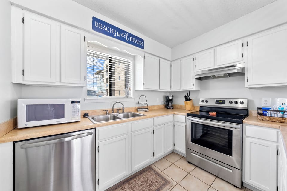 Signature Condo, 2 Bedrooms, Balcony | Private kitchen | Fridge, microwave, oven, stovetop