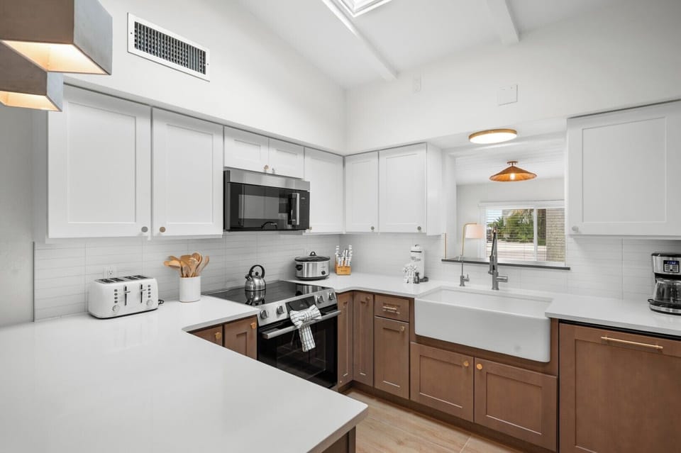 Beautifully renovated and fully equipped kitchen