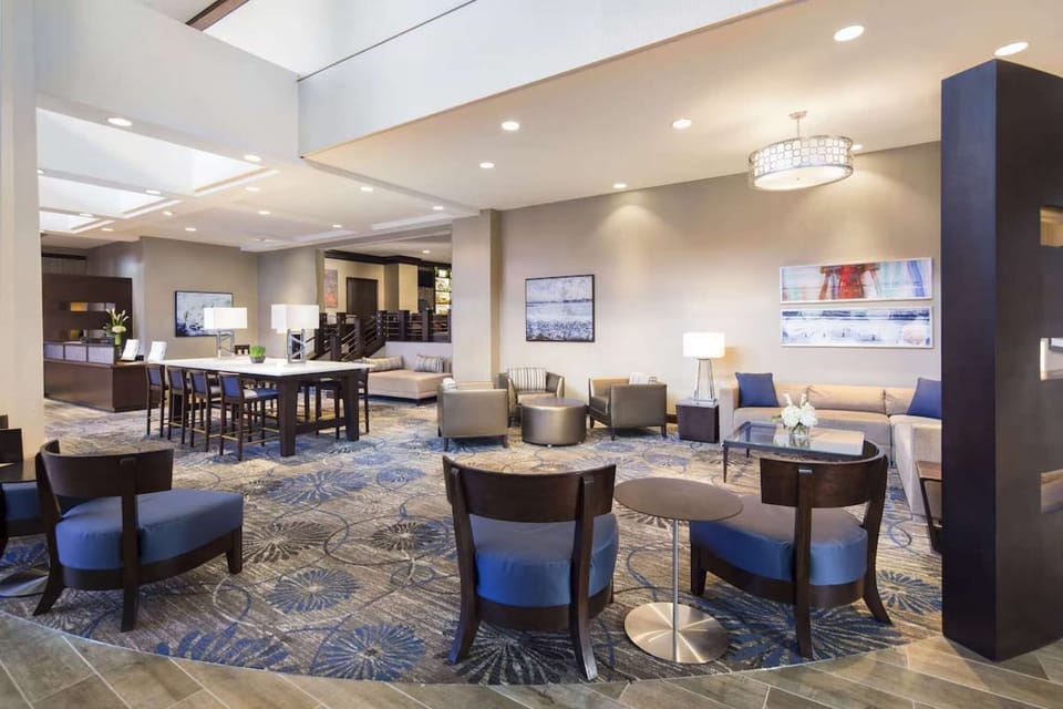 Lobby lounge with seating area and soft lighting