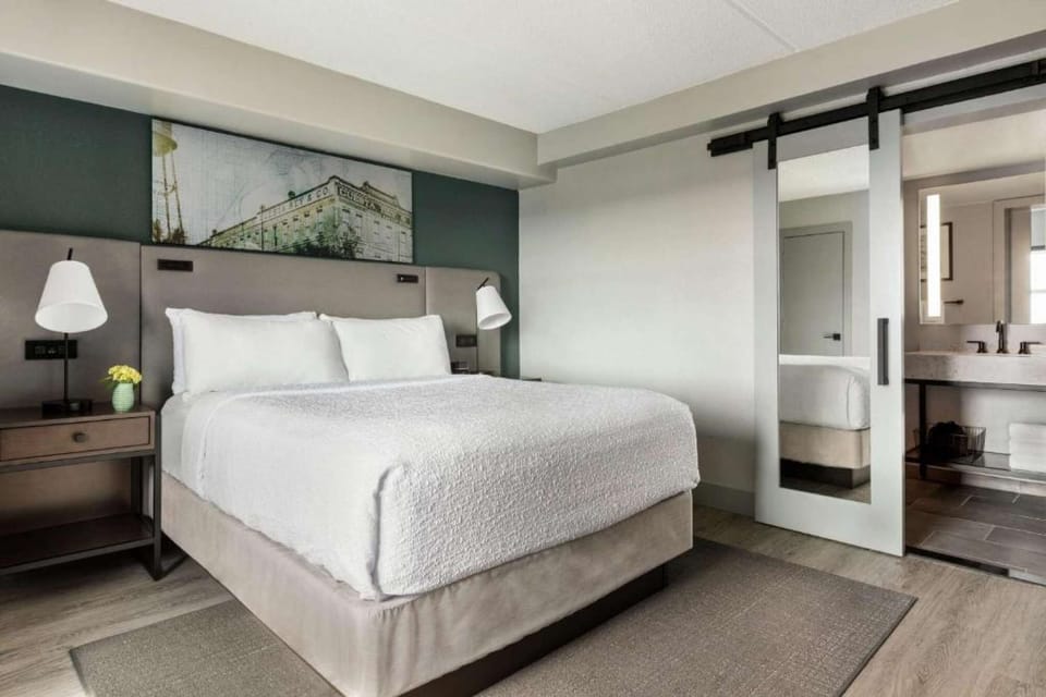 2. King Suite with Pool View