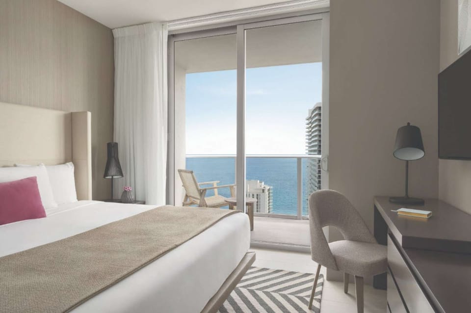 2 Bedroom Oceanview/Poolview Suite Master King Bedroom