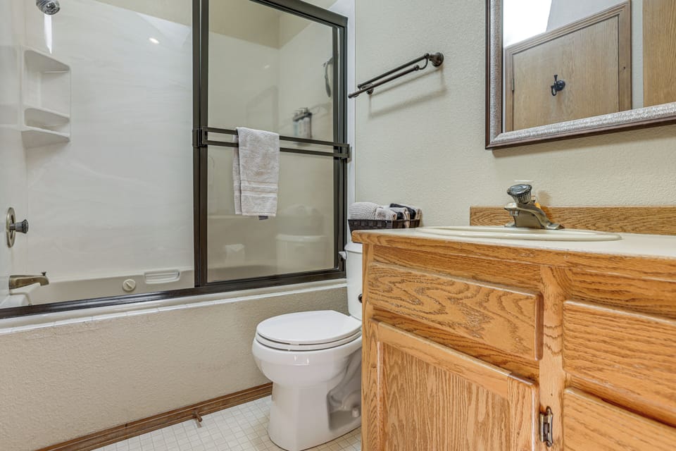 Private Hot Tub & Sharc Passes! Sunriver Home Cottage in Sunriver