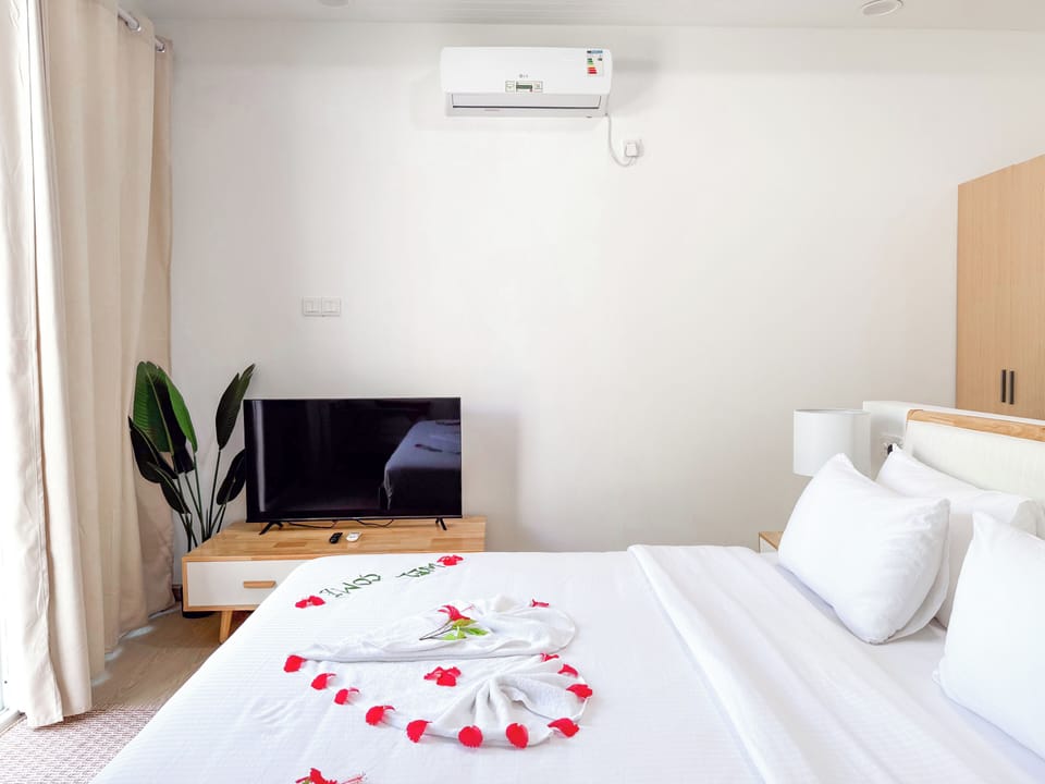 Desk, laptop workspace, iron/ironing board, free WiFi