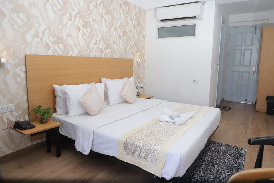 In-room safe, desk, laptop workspace, soundproofing