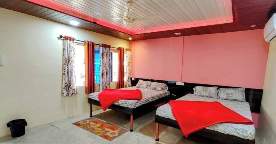 Family Room | Desk, free WiFi, bed sheets