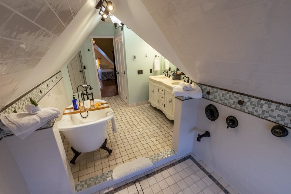 Luxury Suite, Private Bathroom | Bathroom | Free toiletries, hair dryer, towels, soap