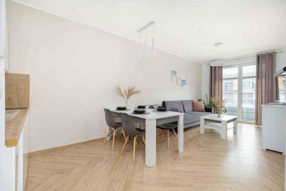 Spacious dining area with a stylish table and comfortable seating, ideal for shared meals or gatherings.