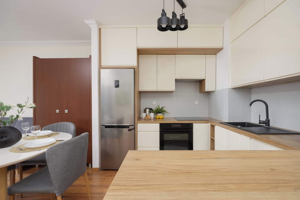 An open kitchen with a large wooden countertop encourages shared cooking and conversations, bringing a warm, homely atmosphere.