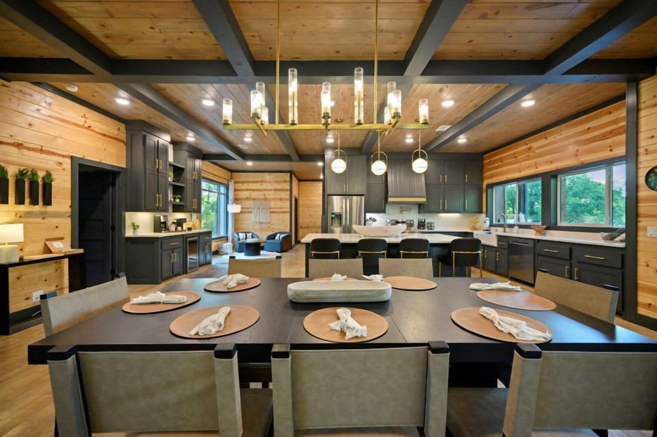 Rustic Point Cabin - Dining Room