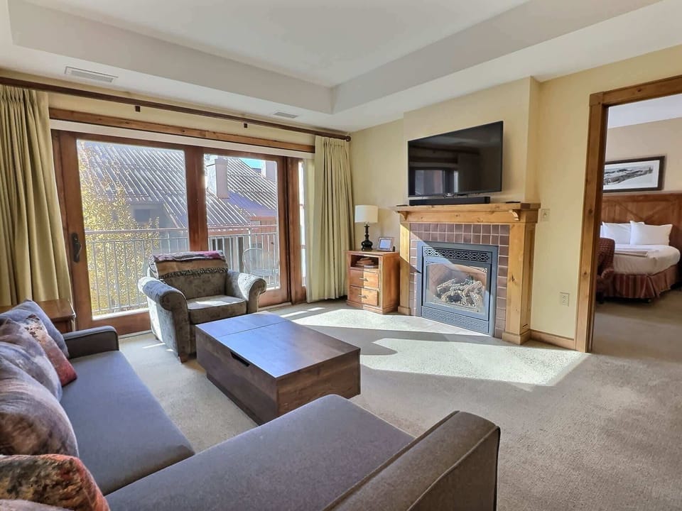 【Living Room】Fireplace on, ski boots off — a guest said it warmed up the entire place