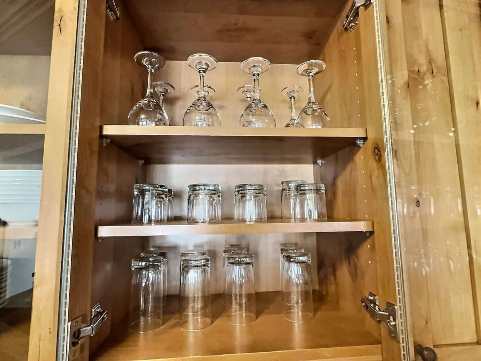 【Kitchen】Glasses and dishware stocked for the group's first toast and last breakfast