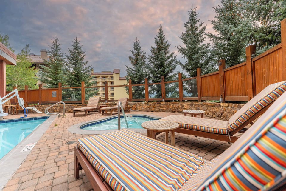 【Hot Tub】Soak off a powder day without leaving the building — open 365 days