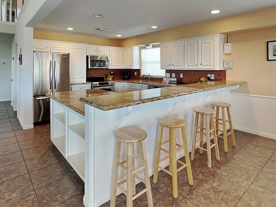 Kitchen - Countertop Seating For 4 - First Floor