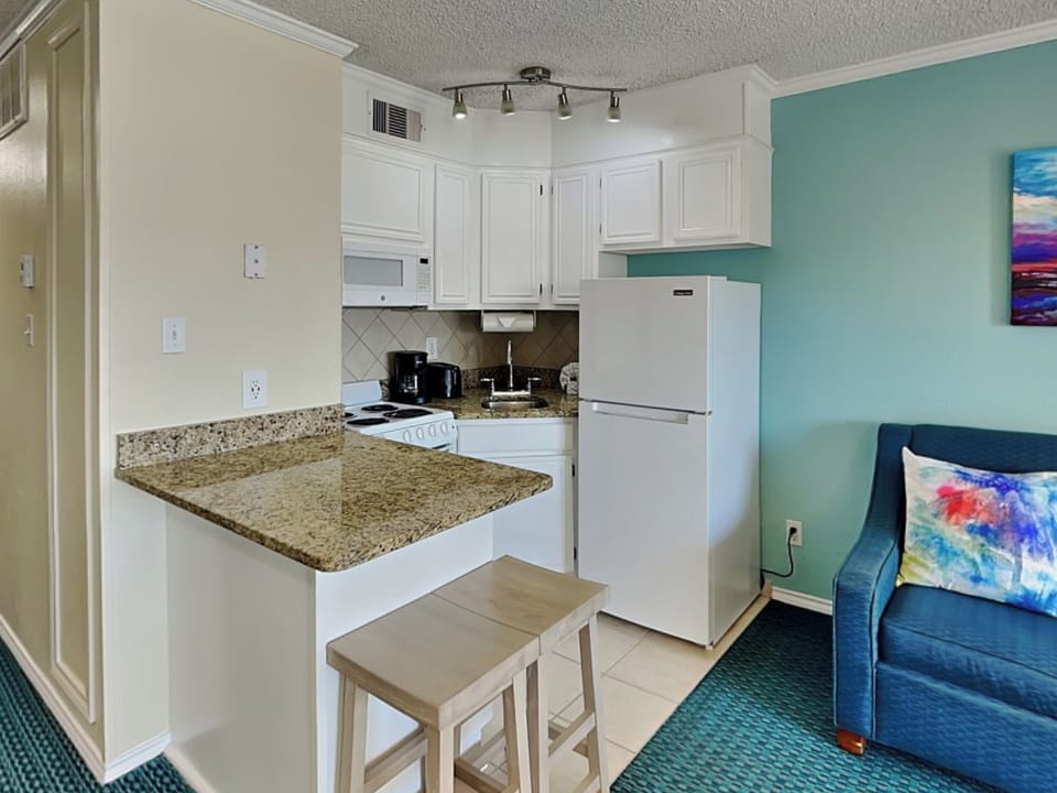Full Kitchen - Countertop Seating For 2