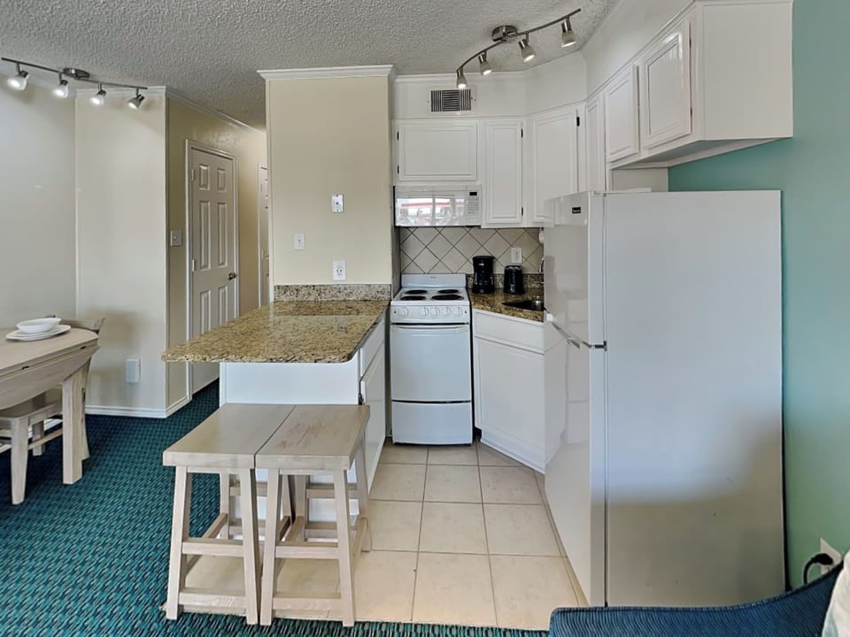 Full Kitchen - Countertop Seating For 2