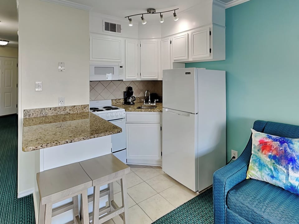 Full Kitchen - Countertop Seating For 2