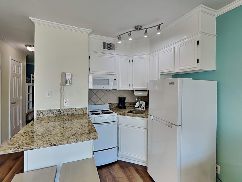 Kitchen & Dining