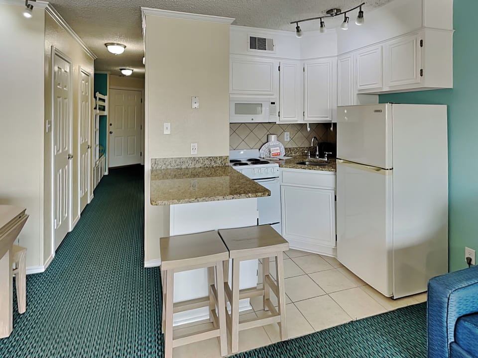 Full Kitchen - Countertop Seating For 2