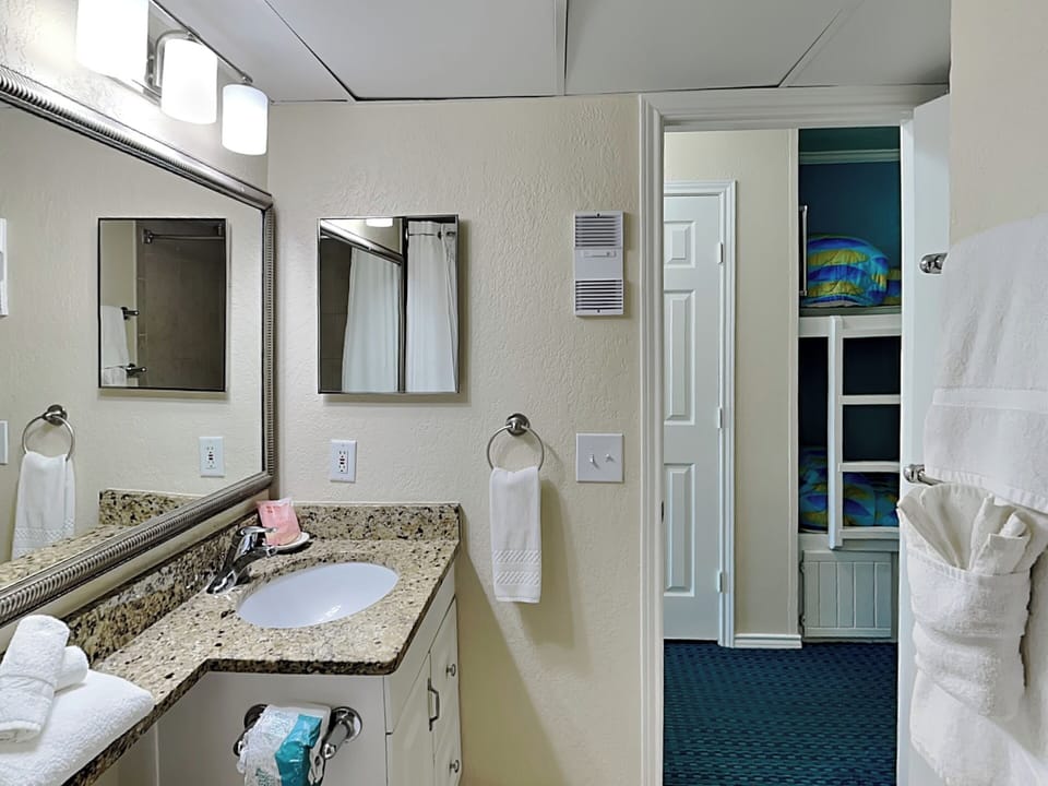 Full Bathroom - Shower/Tub Combo