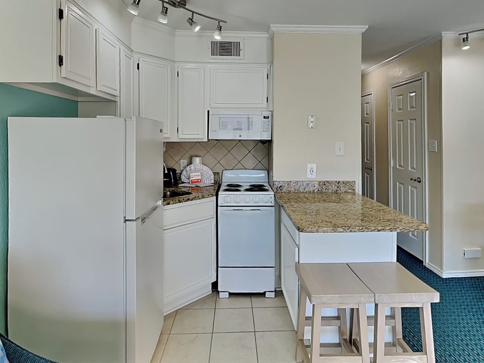 Full Kitchen - Countertop Seating For 2