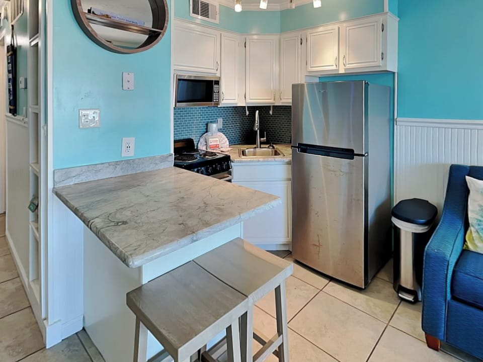 Full Kitchen - Countertop Seating For 2