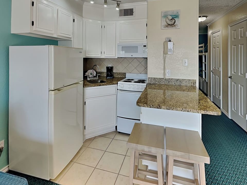 Full Kitchen - Countertop Seating For 2