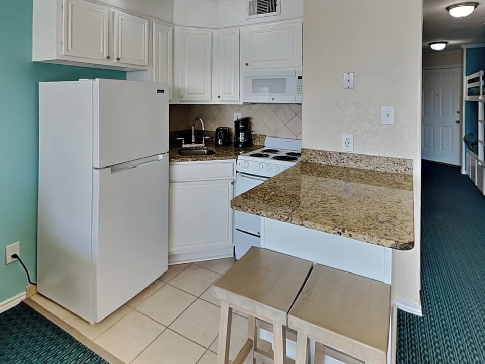 Full Kitchen - Countertop Seating For 2