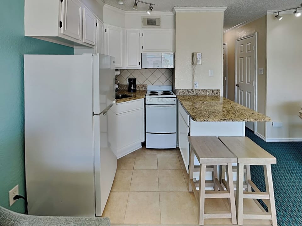 Full Kitchen - Countertop Seating For 2
