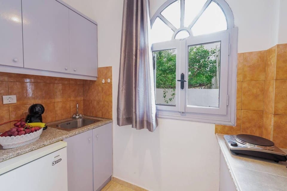 Basic Double Room | Private kitchen | Espresso maker, coffee/tea maker, mini-fridge, electric kettle