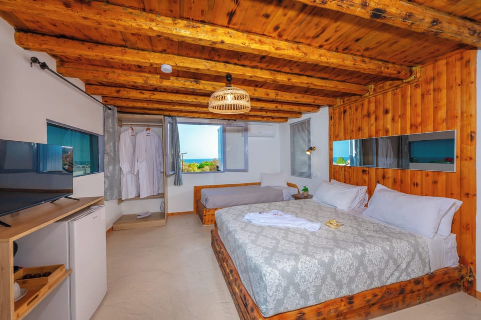 Deluxe Suite, Sea View | Soundproofing, cribs (free), WiFi (free), bed sheets