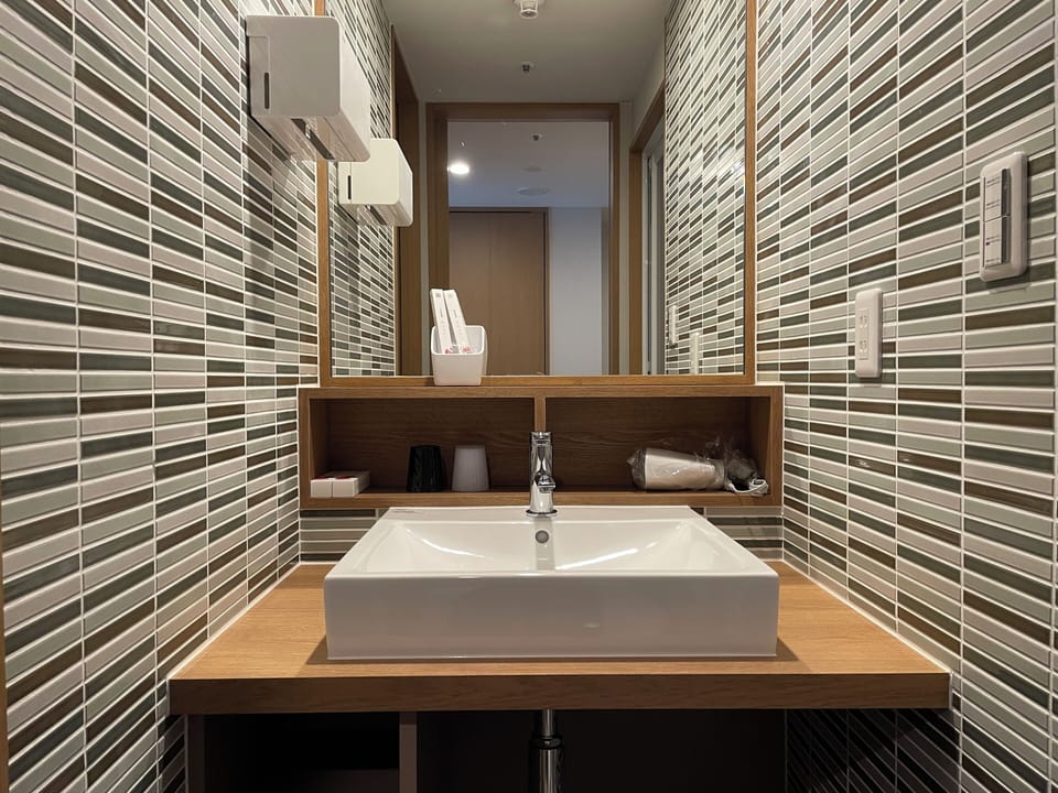 Superior Twin Room, Non Smoking, Mountain View | Bathroom | Combined shower/tub, deep soaking tub, free toiletries, hair dryer