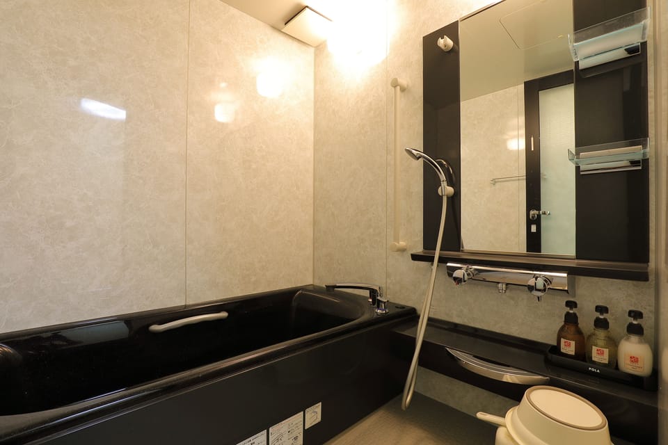Combined shower/tub, deep soaking tub, free toiletries, hair dryer
