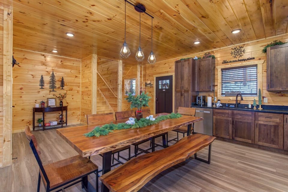 Pine Haven Cabin's kitchen and dining area