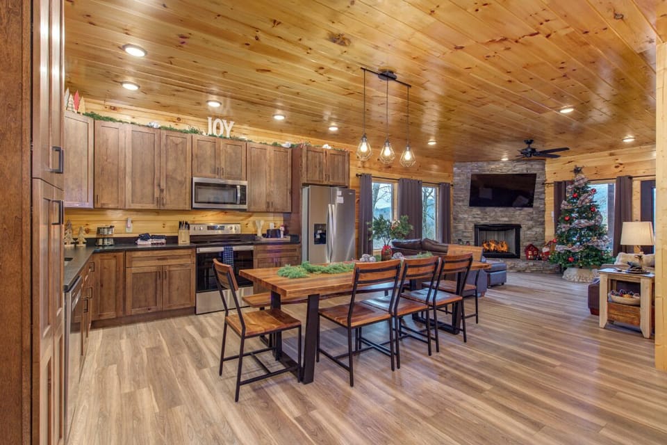 Pine Haven Cabin's kitchen and dining area
