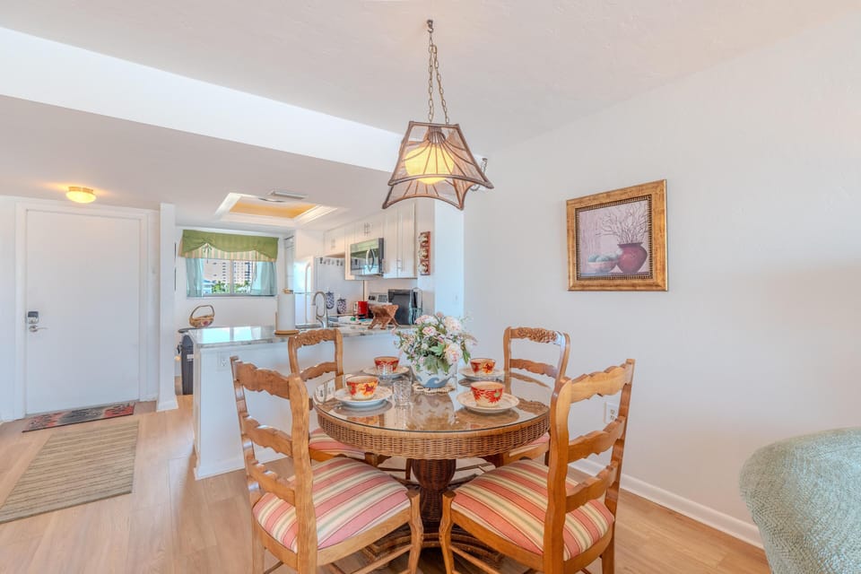 Condo, Multiple Beds (Carlos Pointe #233) | Dining
