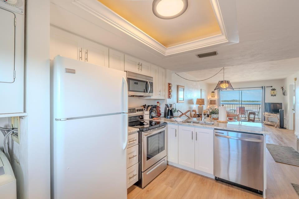 Condo, Multiple Beds (Carlos Pointe #233) | Private kitchen | Oven, toaster