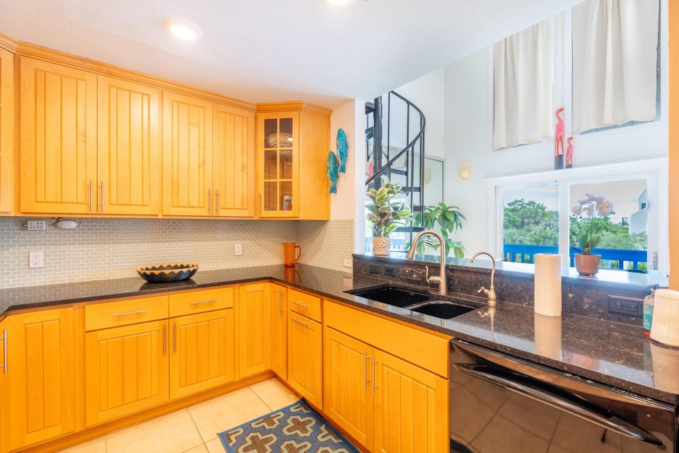 House, Multiple Beds (Flamingo Bayou B Right Side) | Private kitchen | Oven, toaster