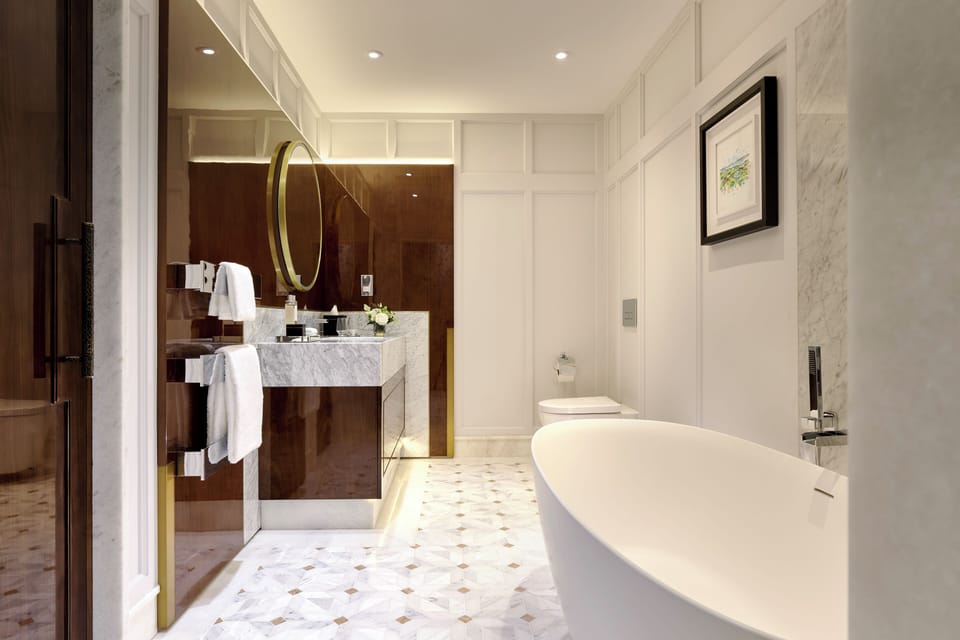 Bay Suite | Bathroom | Free toiletries, hair dryer, slippers, towels