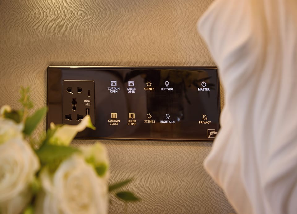 Junior Suite | Premium bedding, in-room safe, blackout drapes, iron/ironing board